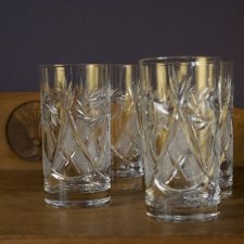 Cztery wysokie kryształowe szklanki