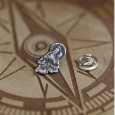 Wilk wyjący do księżyca mini broszka - pin ze srebra