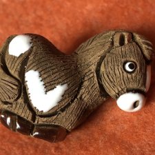 Miniatura artystyczna sygnowana gliniana figurka do kolekcji i na prezent