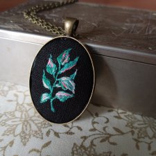 ręcznie haftowany naszyjnik - motyw roślinny