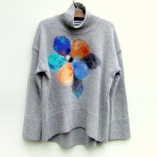 sweter z kwiatem