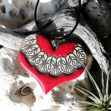 Walentynkowy naszyjnik z wisiorkiem czerwonym serduszkiem na rzemieniu jubilerskim - romantyczna biżuteria dla niej - biżuteria artystyczna GAIA-ceram
