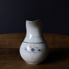 Stary dzbanek porcelanowy