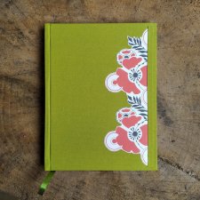 Zielony notes z kwiatowym motywem