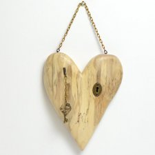 Drewniane serca z kluczem. Prezent na Walentynki.
