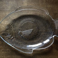 Duży szklany półmisek w kształcie ryby