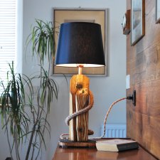 Duża lampa stołowa ze starej drewnianej belki z oryginalnymi ciosami