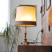 Mosiężna lampa stołowa ze skórzanym abażurem lata 60-te,