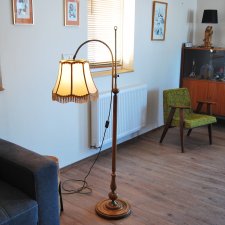 Dębowa lampa podłogowa z lat 70-tych, mosiężna lampa stojąca