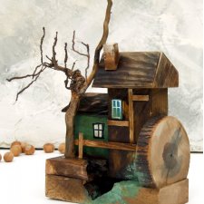 Zielony młyn - domek z drewna, dekoracja