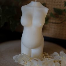 Świeczka sojowa ciało kobiety w ciąży body naturalna