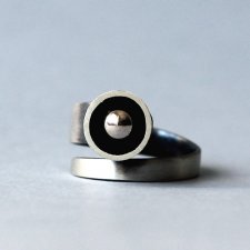 Minimalistyczny srebrny pierścionek regulowany