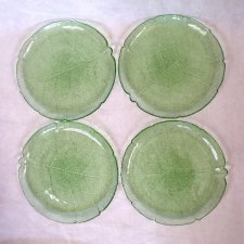 Szklane talerze-motyw liścia.