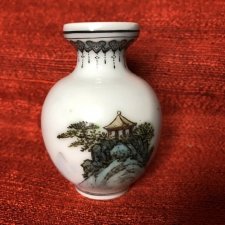 Miniatura sztuka japońska - ręcznie malowany sygnowany niewielki wazonik porcelanowy