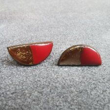 Ceramiczne kolczyki wkrętki łódki cynamonowo-czerwone