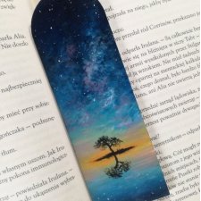 Drewniana zakładka do książki ręcznie malowana krajobraz samotne drzewo gwiazdy wschód słońca personalizacja