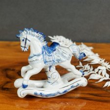 Konik na biegunach, figurka porcelanowa