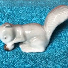 w miniaturze urocza miniaturowa wiewiórka figurka porcelanowa