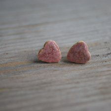Malutkie różowe rózowe serduszka ceramiczne kolczyki/stal chirurgiczna s22