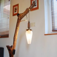 Drewniana lampa podłogowa ze szklanym kloszem z lat 60-tych, lampa z drewna i mosiądzu,