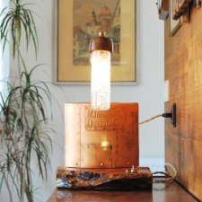 Lampa stołowa z miedzianym panelem destylatora Missisipi Destil Co, oraz szklanym kloszem z lat 60-tych,