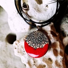 Antyczny wisiorek na rzemieniu - czerwony naszyjnik ceramiczny - mały medalion amulet hand-made mandala art - GAIA ceramika