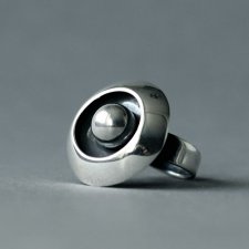 Regulowany pierścionek srebrny z kulką