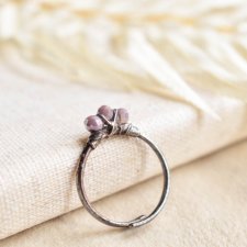 Mroźna lawenda - pierścionek ze szklanymi kryształkami