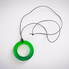 Duży, zielony naszyjnik z żywicy epoksydowej  średnica 6 cm na długim, czarnym sznurku 68 cm 1ZO60