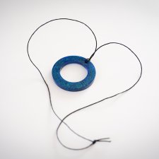 Duży, niebieski, okrągły wisior pusty w środku, średnica 6 cm, na długim czarnym sznurku 62 cm