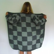 sweter w kwadraty szaro-szare
