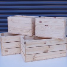 Zestaw czterech skrzynek na kwiaty.