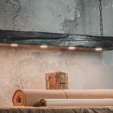 Długa czarna drewniana lampa z belki opalana metodą Shou Sugi Ban