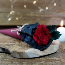 Róża z filcu w rożku - czerwona