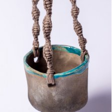 Ceramiczna osłonka z makramą
