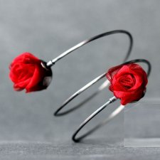 Srebrna bransoletka z czerwonymi różyczkami