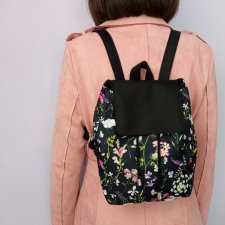 Czarny plecak z klapką wodoodporny w kwiaty M