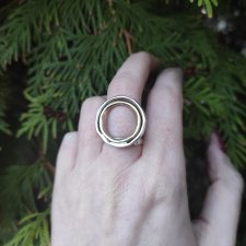 Srebrny pierścionek z podwójnym kołem