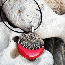 Antyczny wisiorek na rzemieniu - czerwona biżuteria XS - MINI WISIOREK naszyjnik MEDALION MANDALA ART amulet VINTAGE - GAIA ceramika