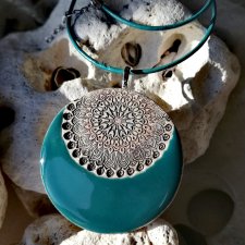 CERAMICZNY WISIOR MANDALA naszyjnik HANDMADE - medalion na rzemieniu - zielony  wisiorek z mandalą - biżuteria autorska GAIA-ceramika