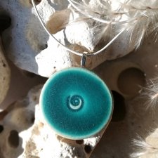 WISIOREK WIR na rzemieniu jubilerskim - naszyjnik medalion amulet spiralny - morska zieleń - biżuteria autorska GAIA-ceramika