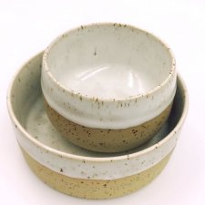 Zestaw naczyń ceramicznych wykonanych na kole garncarskim: MISKA i CZARKA CERAMICZNA - gotowy prezent na parapetówkę w eko woreczku jutowym - GAIA DES