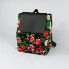 Czarny plecak welurowy w kwiaty z klapką L