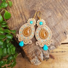 Beżowe kolczyki sutasz