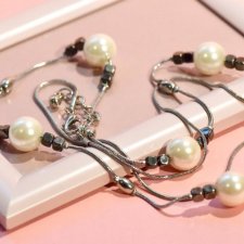 Długi naszyjnik z perłami