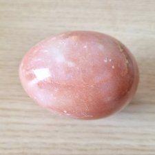Dekoracyjne jajo z różowo - beżowego kamienia