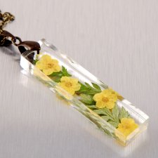 Naszyjnik z żółtymi kwiatkami w żywicy w formie prostopadłościanu