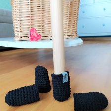 Czarne podkładki, skarpety na nogi mebli - włóczkowe