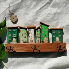 Wieszak z domkami w odcieniach zieleni