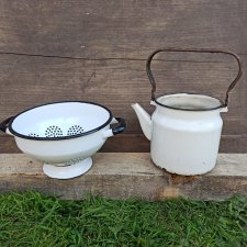 Stary czajnik i durszlak emaliowany. Zestaw 2szt.